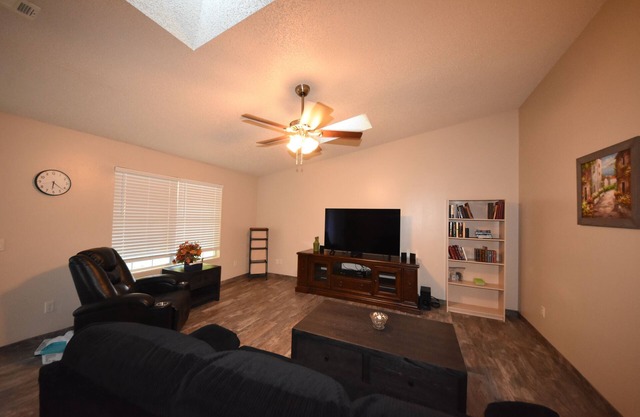 New Listing! 2 Bed 2 Bath Duplex Retreat Pet Friendly!