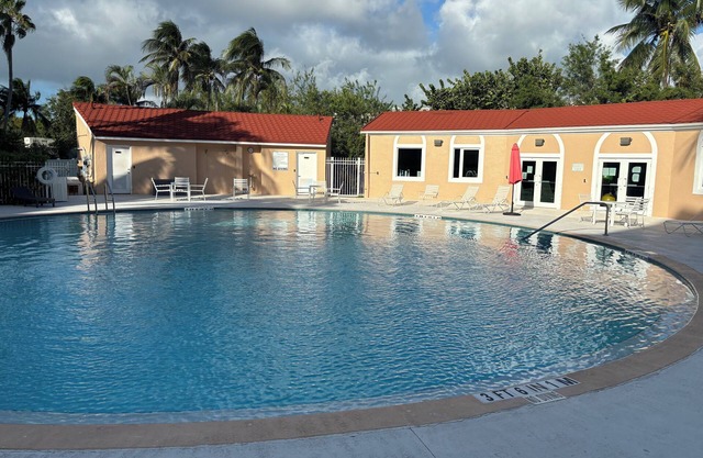 NEW LISTING - CHARMING 2-BEDROOM CONDO IN BEAUTIFUL KEY WEST
