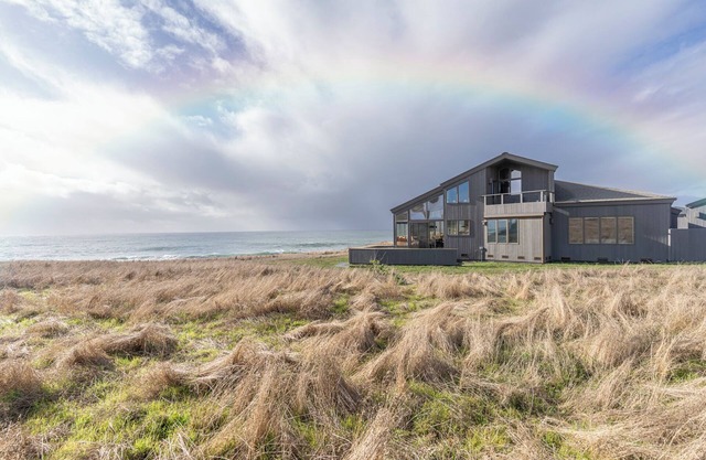 *NEW LISTING* Oceanfront Home on the Bluff, Sleeps up to 8, 3 full baths