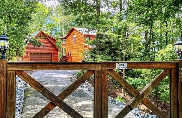 New Listing - Private Luxury Lodge with Majestic Views