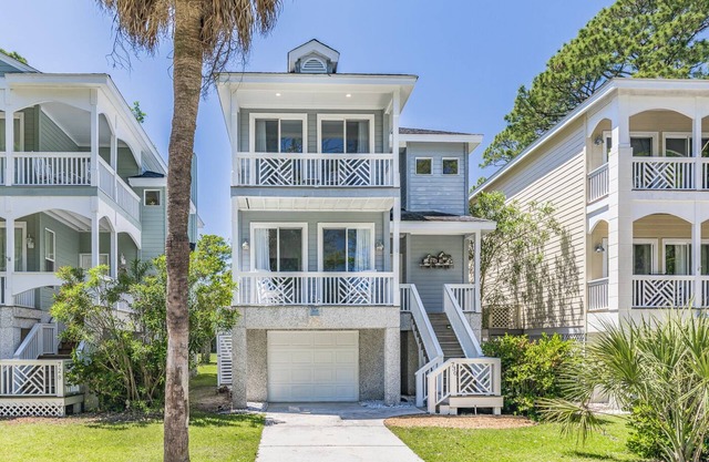 New Listing! Walking distance to Marina.