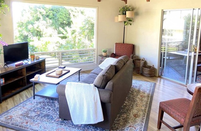 ** NEW! Lovely, Entire 3/2 Hilo Home, with Ocean View **