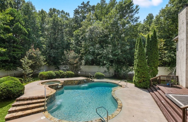 New! Lux Mansion, 5 BR 4 BA, Heated Pool, Sleeps 12+