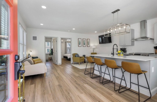 New! Luxury 1-bedroom apartment with private EV Garage in Savannah with AC, WiFi