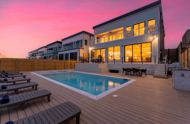 NEW Luxury 4,000 SF Waterfront Home w/Pool, Sleeps 22