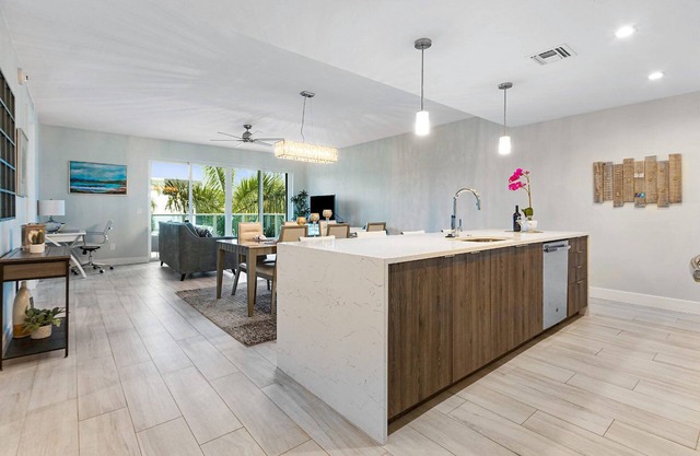 New Luxury Condo with King Bed minutes from the beach