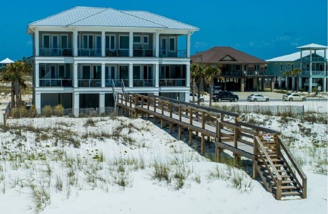 NEW LUXURY GULFFRONT Designer's home, POOL, Sleeps 24, Boardwalk, AMAZING views!