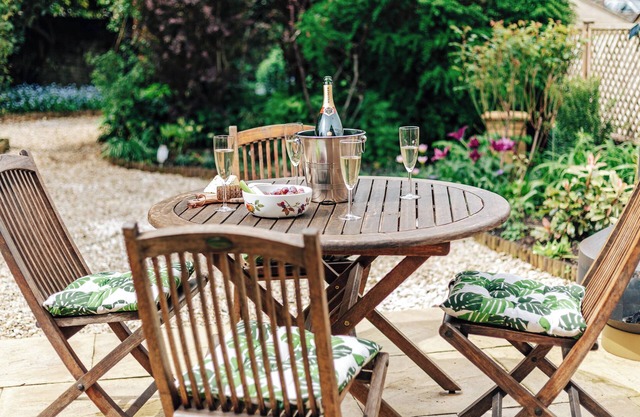 NEW luxury historic apartment, private garden, parking, dog-friendly, in Tetbury