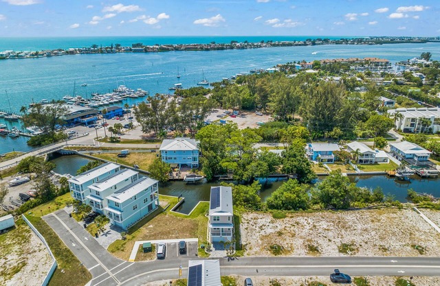 New Luxury Home, Boat Slip and EV Charger - Salt and Sand