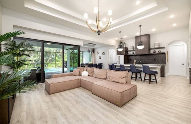 New Luxury Home! Cozy & clean w/Pool & Gym