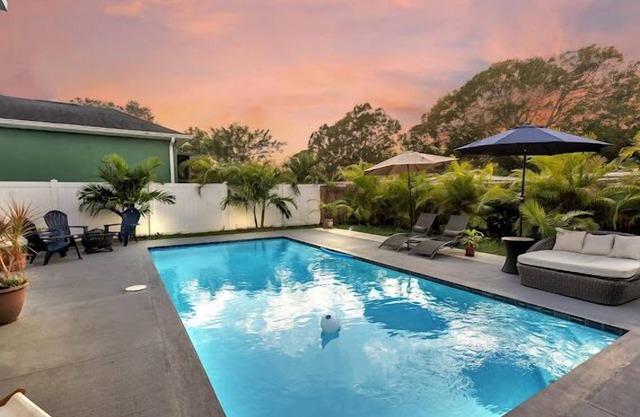 NEW Luxury pool home w/hot tub, KING bed, close to beach, firepit