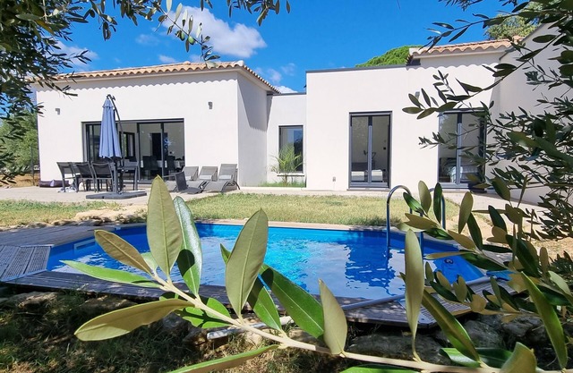 New luxury villa with swimming pool in a quiet location