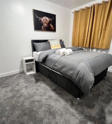 New Manchester City Getaway House with 2 FREE Parking