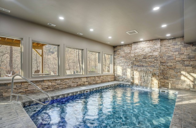 NEW!Massanutten Home~INDOOR HEATED POOL~Theater~Hot tub~Family Friendly~Sleeps14