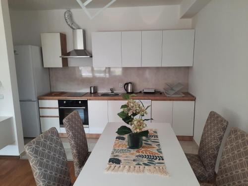 New modern 1 bedroom apartment with free parking