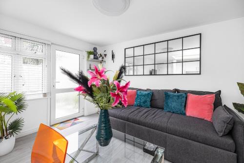 New! Modern 1-BR House with Patio & HotTub , Chiswick