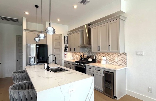 New Modern 4 bedroom Home , minutes walk to Downtown Houston