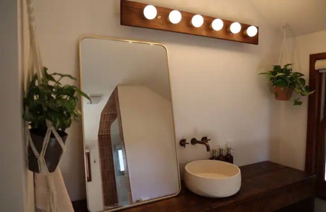 * New * Modern Chic Studio/soaking tub/bike path