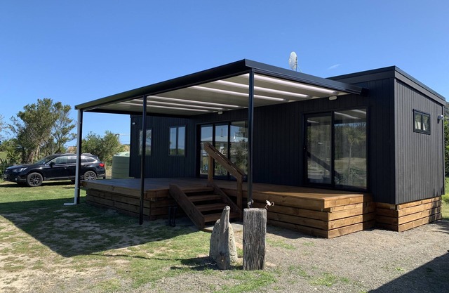 New modern compact home, warm & cosy, Blue Bay beach bach!
