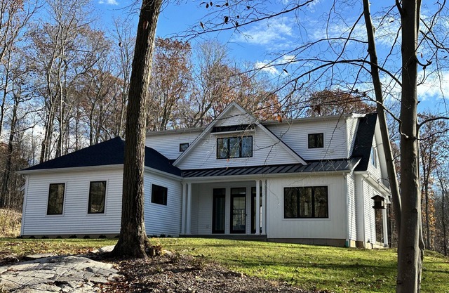 New modern, luxurious home on 2.5 acres. 10 min to Powder Ridge & Middletown.
