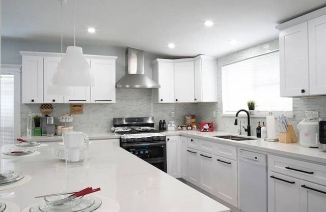 NEW! Modern Luxury 12 min to Disney 3 Br Home!