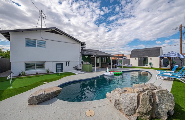 New Modern Resort! Arcade, Heated Pool, Putting Green & Pool House!