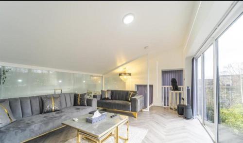 New Modern Stylish Villa Near City Centre Birmingham, with outdoor Hot Tub