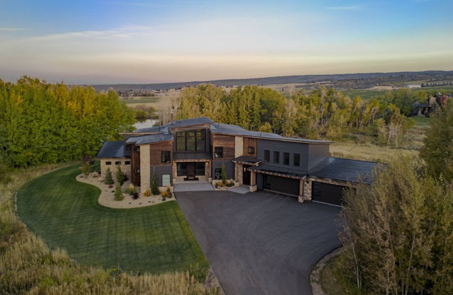 New! Mountain Luxury Lodge, 7 Suites, Private Lake, Family Gatherings/Weddings