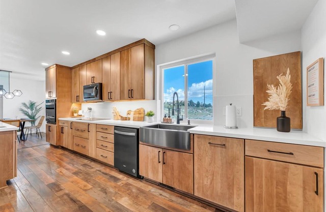 NEW Mountain View Retreat With Hot Tub and Mini Golf