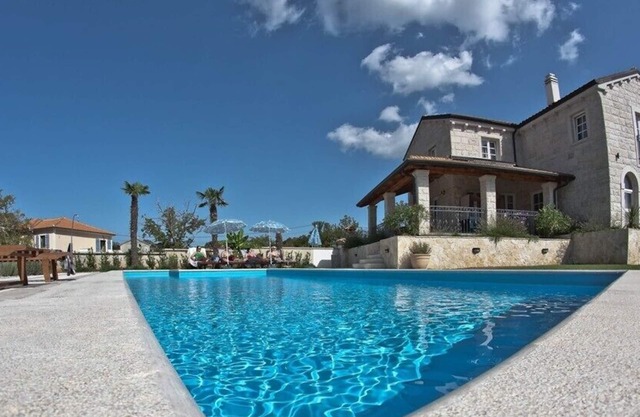 New natural stone villa 300 m², pool, playground, fitness, sauna & wine cellar