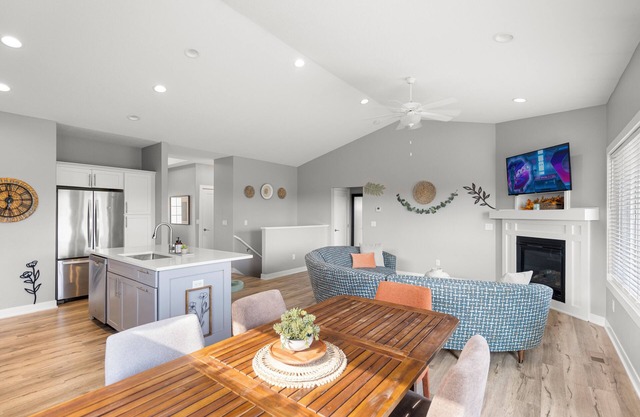 New Neoteric Neighborly Notable Spacious 5-bedroom House w/3 Car Garage & Pool