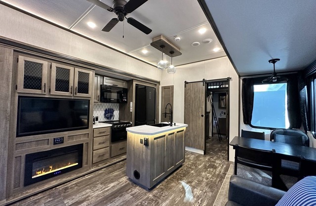 New Owner Special - Luxury Lakefront RV & Fishing Retreat