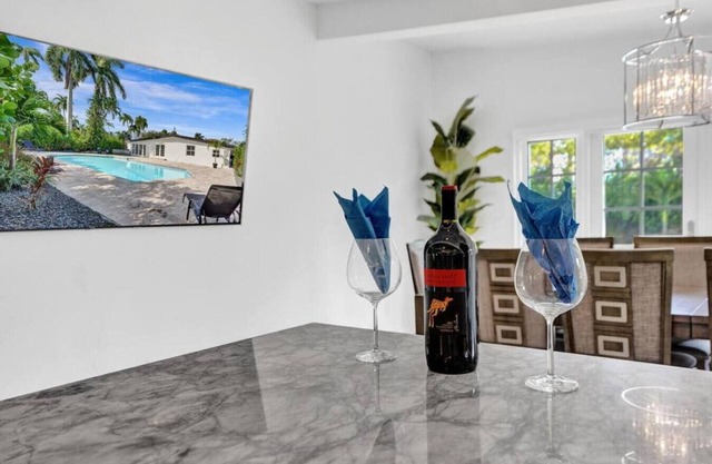 New ! Pool house 3-bedroom home Victoria Park