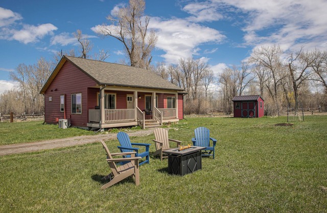 NEW! Private River access with spectacular views of Gallatin Gateway