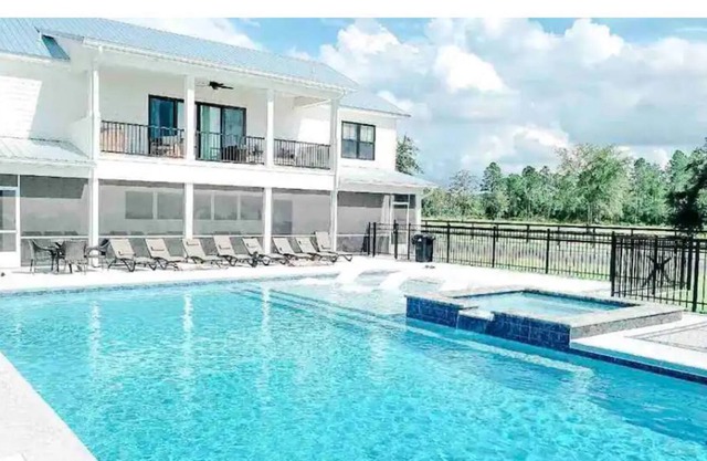 NEW Red River Estate, Luxurious 5 BR home w/pool!