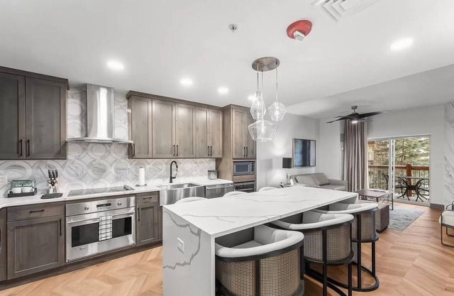 New Renovated Luxury Westgate 1 BR just Steps to the Gondola and Trails
