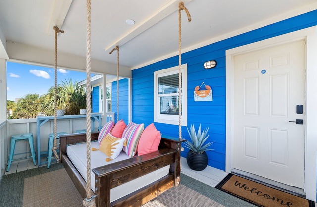 NEW-Retro-inspired beach house, 4-min walk to beach, turfed yard, pirate playset