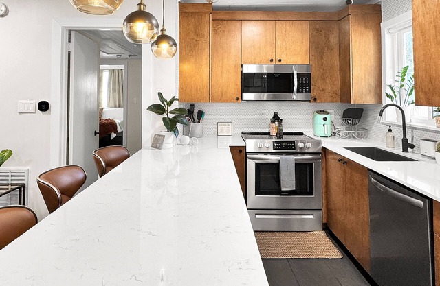 NEW Retro Retreat! 15 min to beach!n