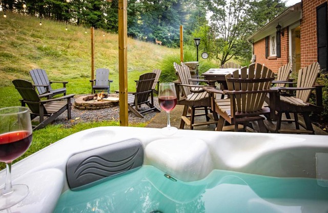 New River Gorge Oasis-Hot Tub, Fire pit andGood Vibes