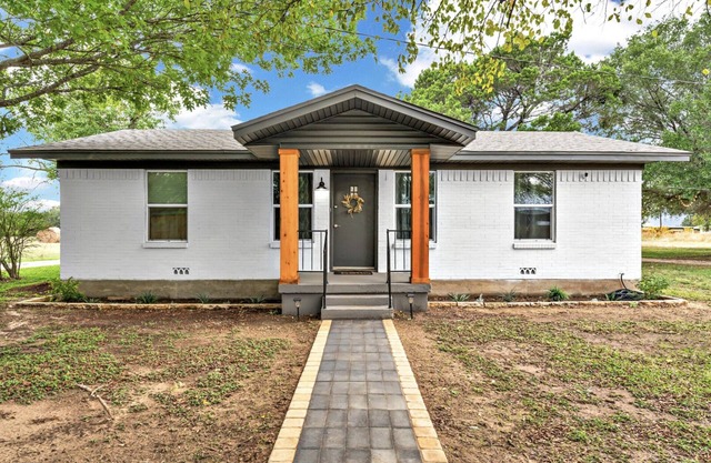 New-Rock Creek Cottage ~ Cozy & Countryside, 12 miles from Magnolia