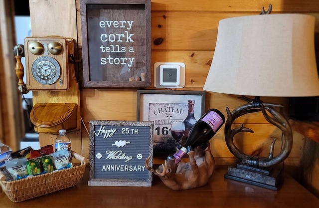 New Romantic Creekside Getaway with King Size Bed, Hot Tub & Pet Friendly