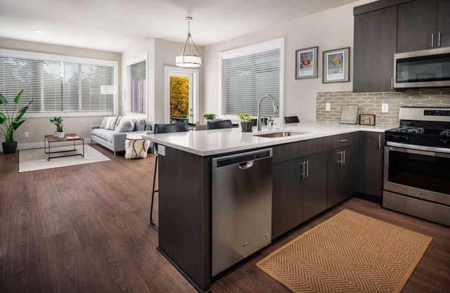 New SE Portland, Pet Friendly, Bright Open Floor Plan, Foosball Table, Next to MAX Station