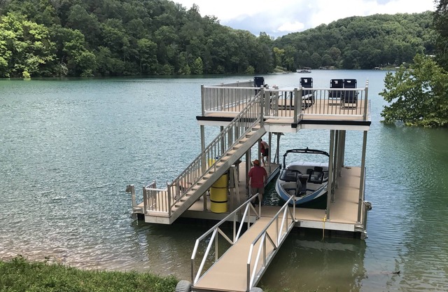 NEW! Secret Gem, Quiet Cove, Dbl Decker Dock w/slide, Sleeps 30, Super Kitchen