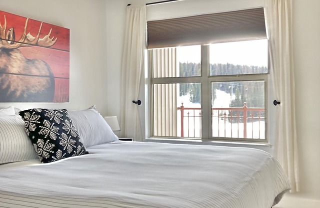 *NEW* Ski IN/OUT, Top Floor, King Bed, 5min walk to village