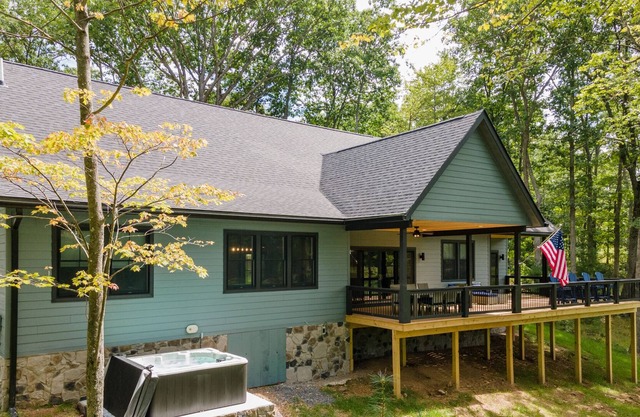 New! Snowman: Golf Area, Hot Tub, Fireplace, A/C!