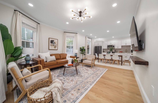 New-Spacious duplex for Groups near Train Downtown parking