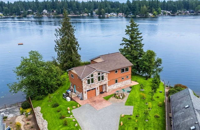 NEW Spacious Lakefront Lodge includes Breakfast