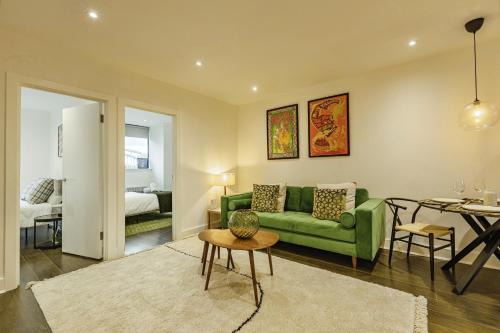 New Stylish 2 Bed 2 Bathrooms Flat next to Canal