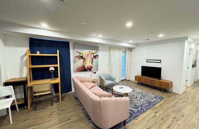 New Stylish 2-Bedroom Apartment Easy Parking