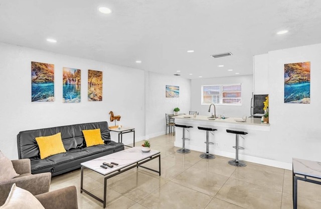NEW Stylish 2 Bdrm Mins to Beach & Aventura Mall